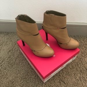 NWT Elaine Turner Leather Booties